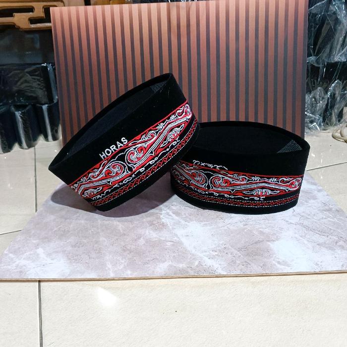 PECI SONGKOK BATIK BATAK GORGA FULL BORDIR TULISAN AKSARA BATAK dan HORAS