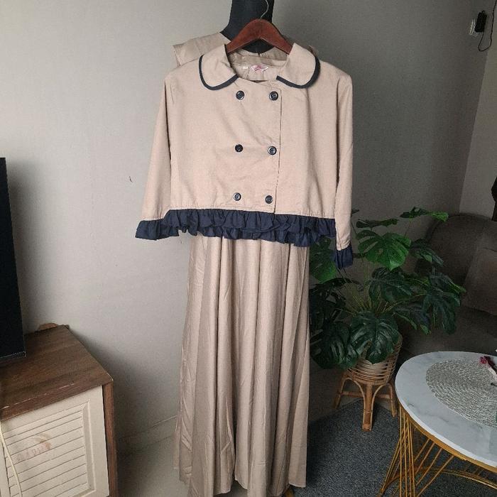 Yarashima Dress Tazkia Cream dengan Detail Ruffle dan Kancing Depan
