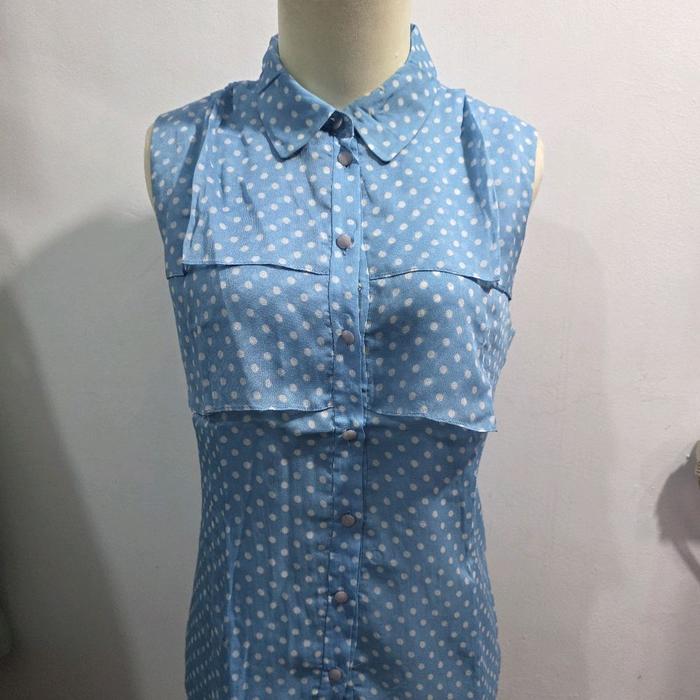 MEZZO PIANO BLOUSE Blouse Wanita Polkadot Biru Muda Tanpa Lengan dengan Kancing Depan dan Detail Ker