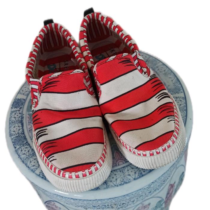 Preloved Sepatu Skechers Dr Seuss Red White Stripes Size US 8  Casual Shoes Sneakers