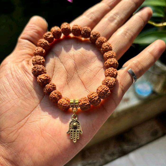 Gelang Jenitri Liontin Ukuran Kecil dengan Desain Hamsa dan Warna Coklat