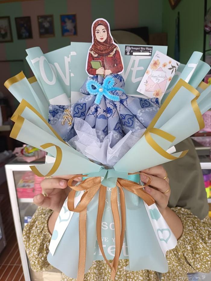 BUKET JILBAB KADO HARI GURU KADO UNIK Azara Jilbab Segiempat Topper Karakter Desain Unik Hadiah Spes