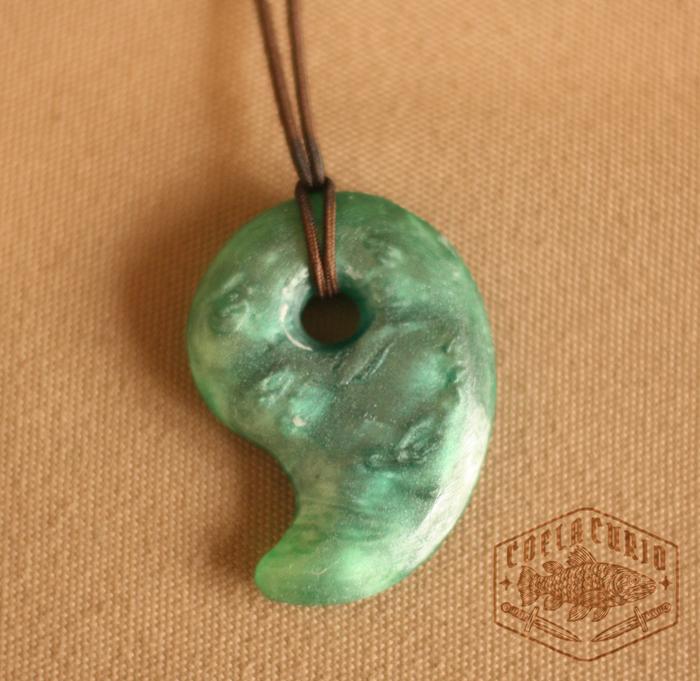 [CoelaCurio] Kalung Resin Magatama Besar aksesoris cosplay handmade tali karet 70cm