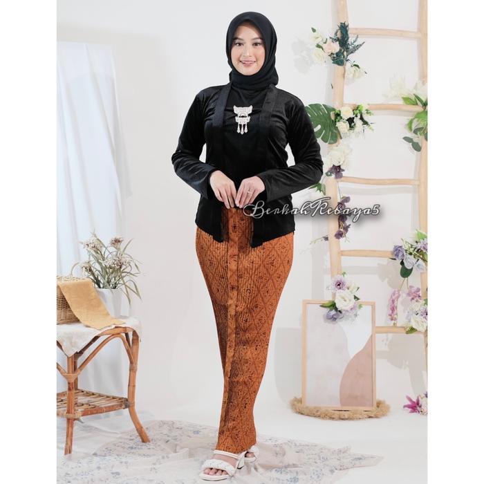 1 Set Kebaya Udru Kutu + Jarik Plisket Motif Sidomukti