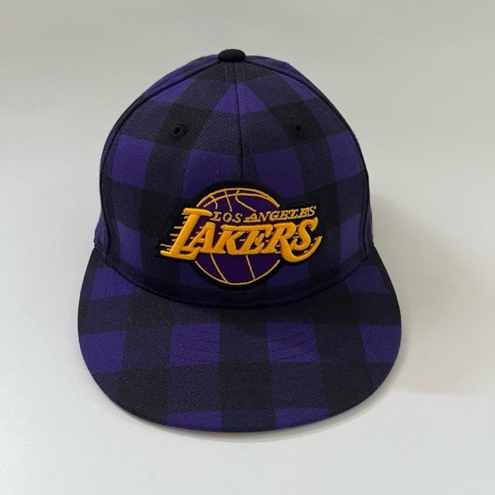 Topi Adidas x NBA Lakers Checkered Purple/Black – 210 Fitted by Flexfit – Rare Edition