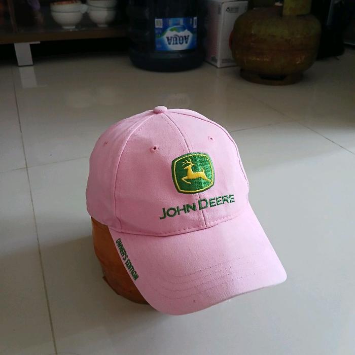 John Deere Topi Katun Jhon Dheere Lawas Warna Pink dengan Logo Hijau dan Tulisan 'John Deere'
