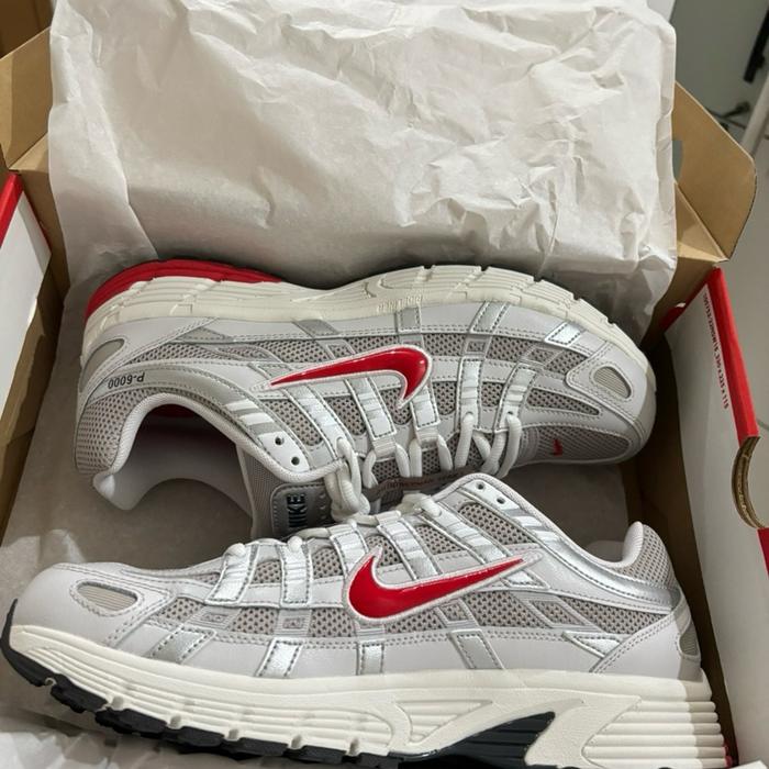 Nike P6000 2 Pasang Sepatu Olahraga Putih dengan Logo Merah Klasik