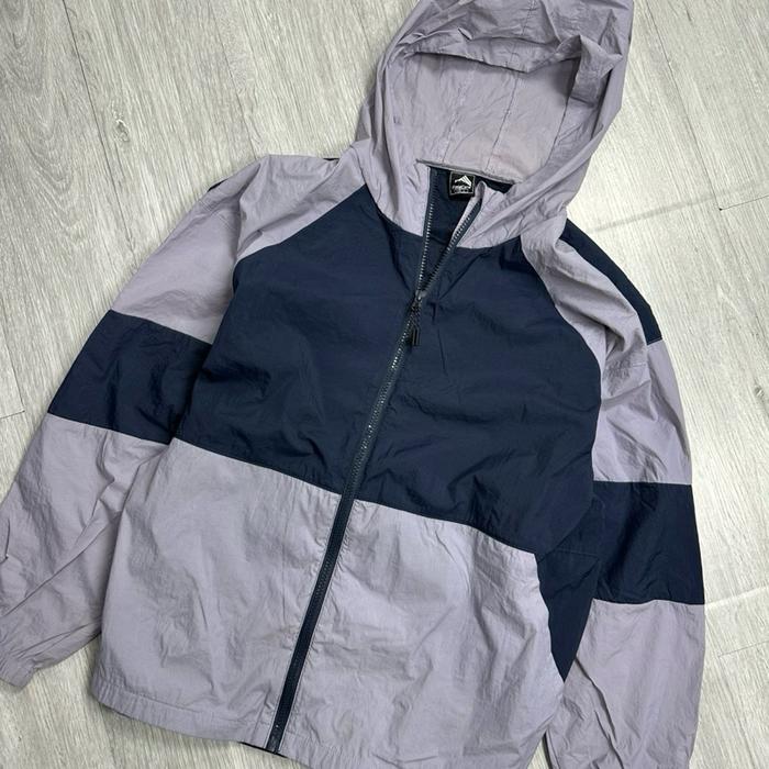 Jaket Fieldcore Warna Abu-abu dan Biru Tua Desain Modern Bahan Nylon Parasut Tahan Angin dan Air Siz