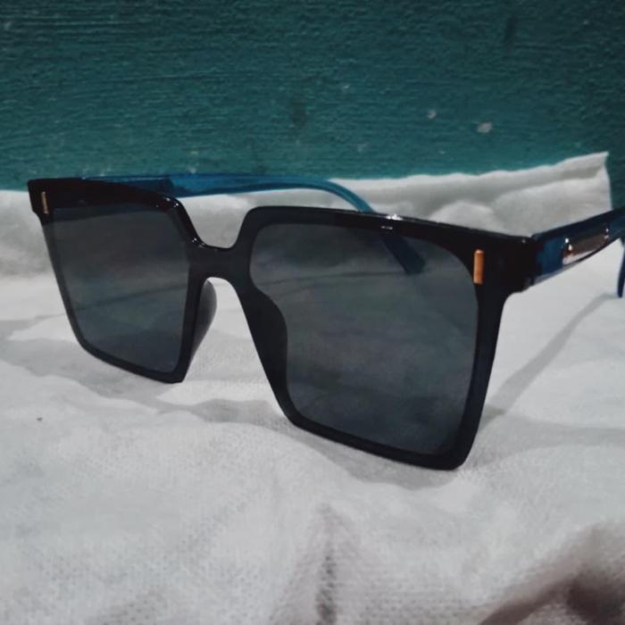 Orenza Eyewear Kacamata Hitam dengan Desain Square