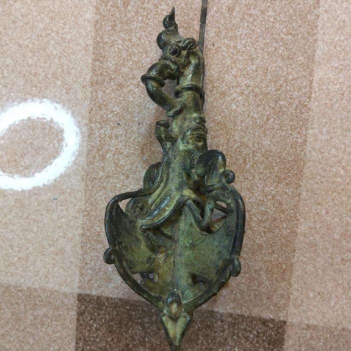 Liontin Vajra Naga Antik dengan Desain Unik dan Detail Halus untuk Tampilan Elegan