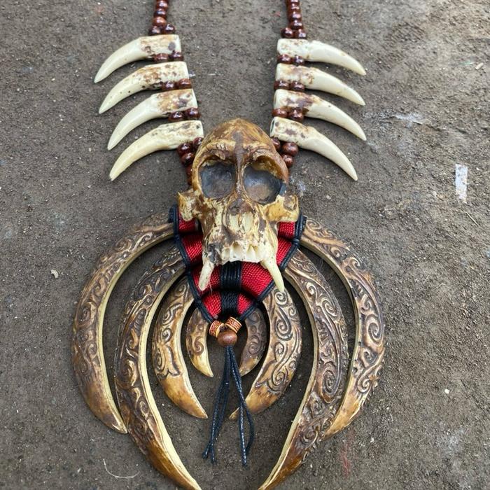 Kalung etnik dayak model taring renteng ukir liontin tengkorak monyet replika