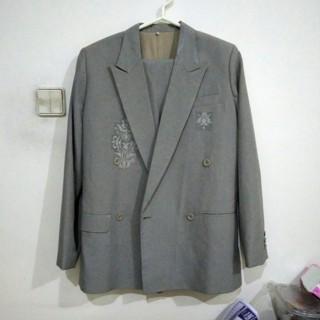 setelan Jas dan celana abu-abu daerah khas
