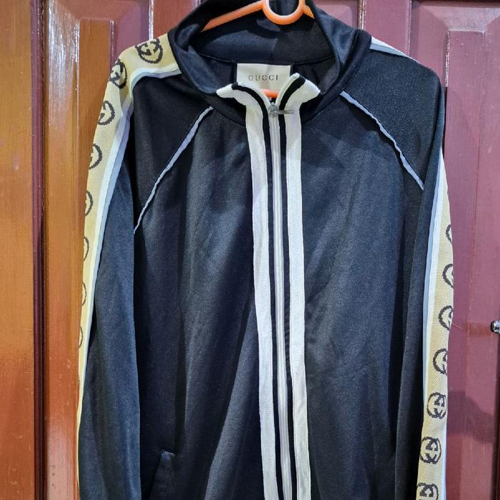 Gucci Jaket Tracktop Hitam Original dengan Lengan Krem dan Garis Putih untuk Gaya Casual dan Trendy