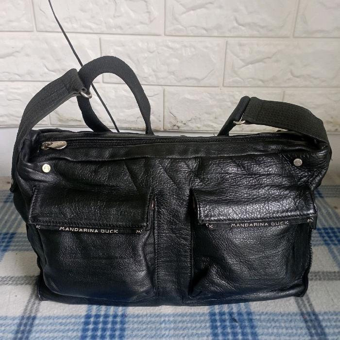 Mandarina Duck Sling kulit asli