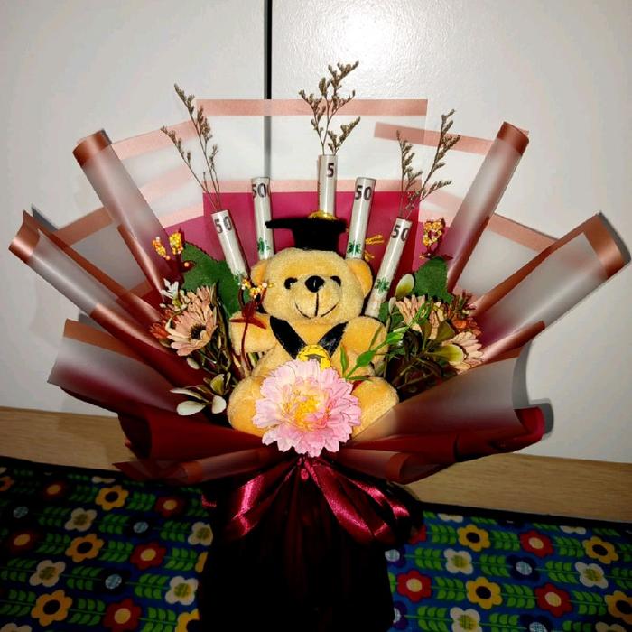 Buket boneka, uang, dan snack