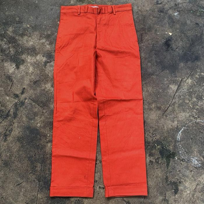 Uniqlo Celana Chino Lemaire Original Warna Merah Tampilan Elegan dan Nyaman Pria