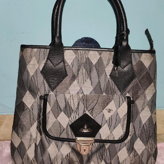 Viviene Westwood Tas Tangan Wanita Model Argyle Hitam Putih dengan Desain Elegan dan Fungsional