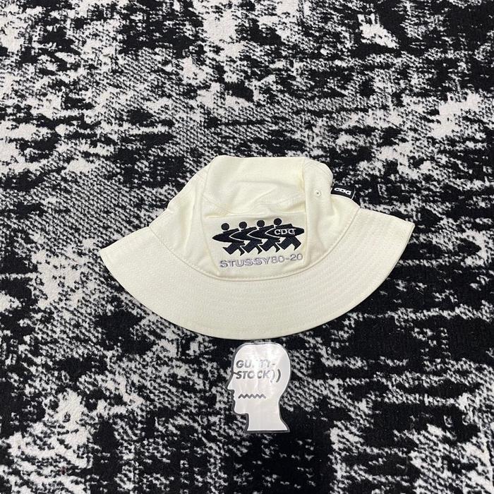 STUSSY X CDG BUCKET HAT BEIGE