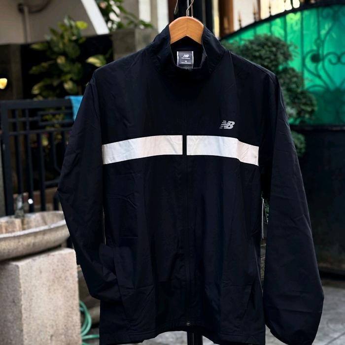 New Balance Water Resistant Running Essentials Jacket Black White BNWT ORIGINAL BARANG RESMI STORE