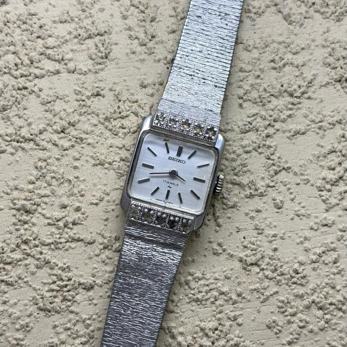 Dresswatch Jam tangan Seiko tank Silver Diamond Ladies Second Preloved