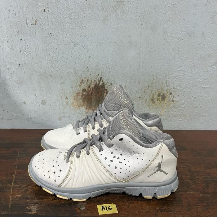 Sepatu basket anak second ori nike aj 5 boys white size 31