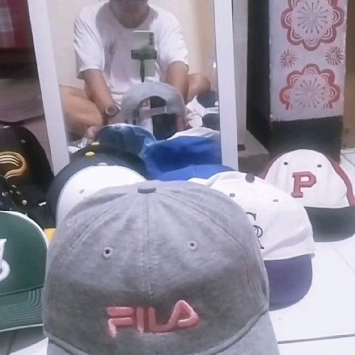 FILA Topi Baseball Fila dengan Logo Merah di Depan - Topi Pria dan Wanita untuk Gaya Kasual