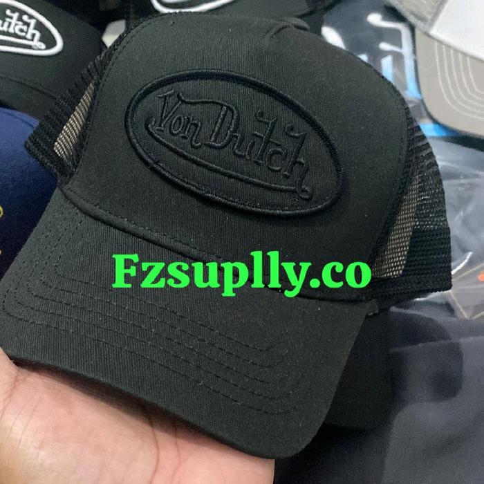 Von Dutch Trucker Triple Black Topi dengan Patch Bordir Hitam Stylish dan Trendy