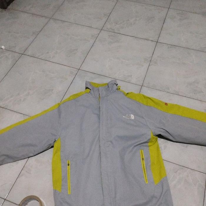 Jaket TNF Summit Series Ukuran XL kecil, Panjang nya 67,5. Lebarnya 54,5. Pria Gunung Casual Keren T