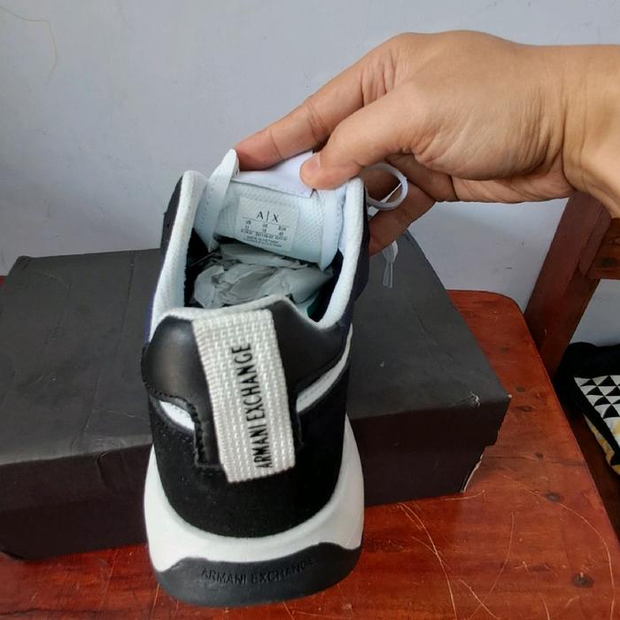 Sepatu Pria Armani Exchange uk. 45 warna Hitam Putih biru donker dengan Desain Modern dan Nyaman