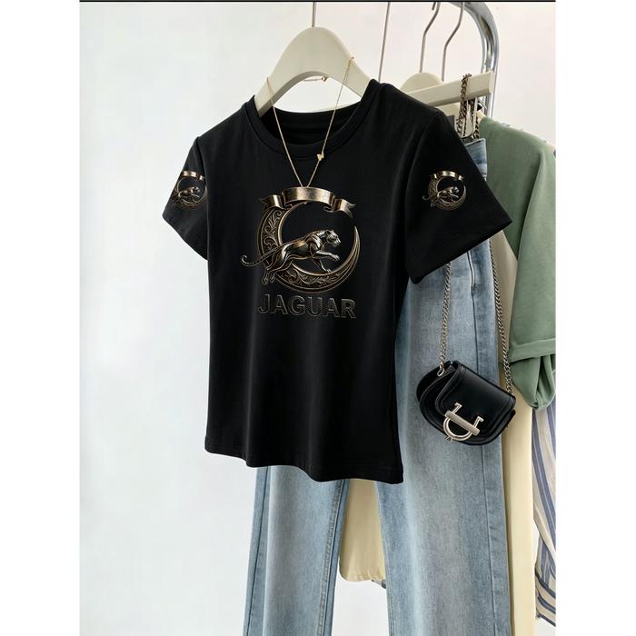 Kaos crop wanita brand Jaguar menampilkan motif macan kumbang ornamen bulan bergaya vintage, detail 