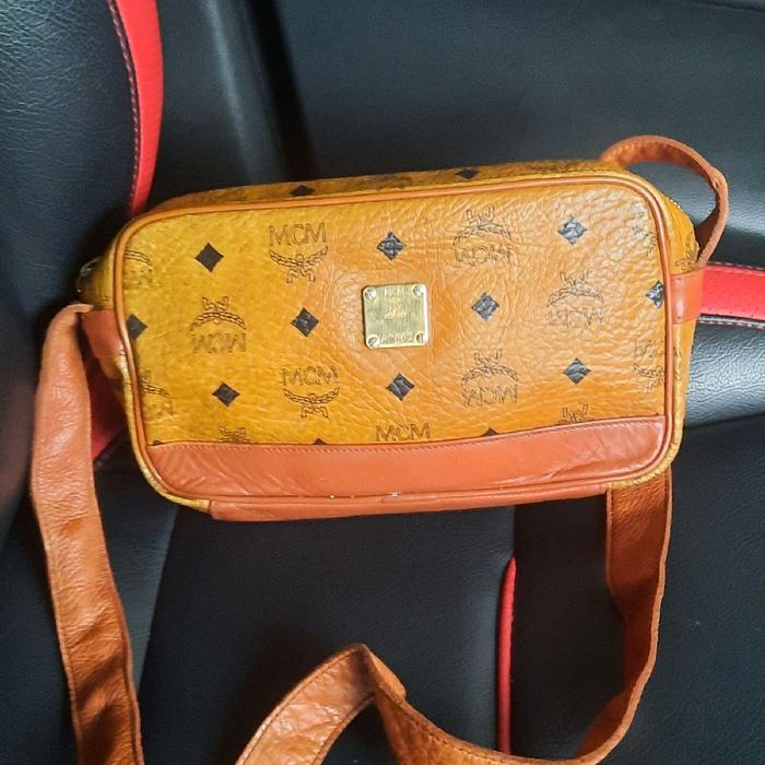 MCM Camerabag Kulit Original dengan Desain Eksklusif dan Tali Panjang untuk Kegunaan Sehari-hari