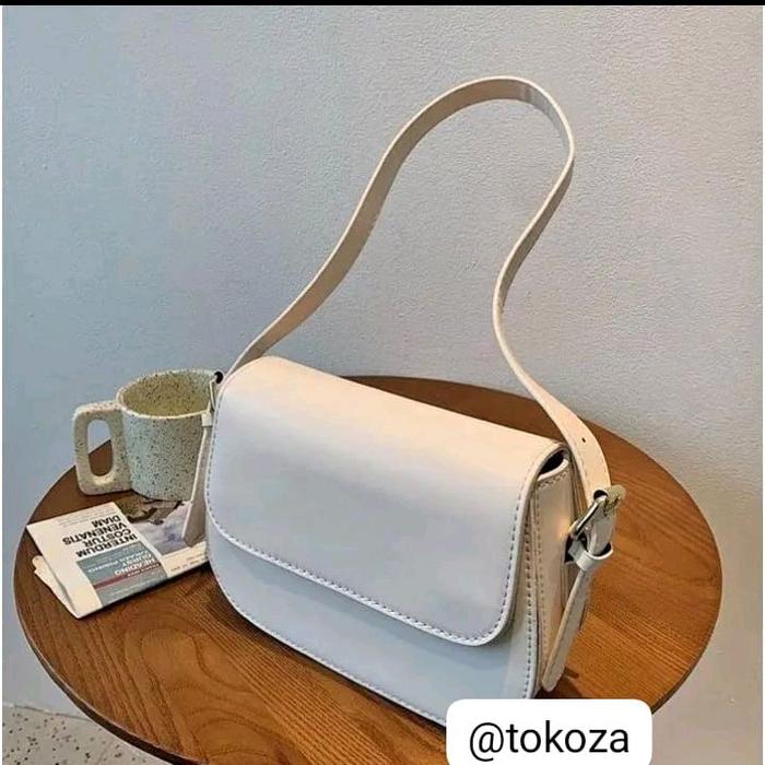 Produk tersebut adalah tas bahu wanita minimalis bergaya Korea dengan bentuk setengah lingkaran. Ten