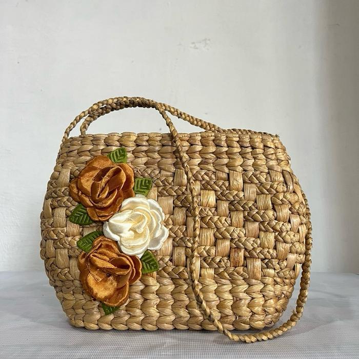 Tas Ilung Oval Tali Panjang dengan Hiasan Bunga Cantik dan Desain Anyaman Natural untuk Tampilan Ele