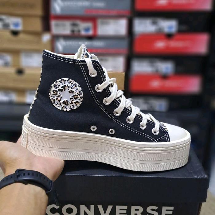 Sepatu  Converse High Top Hitam dengan Desain Leopard dan Sol Tebal untuk Gaya Casual