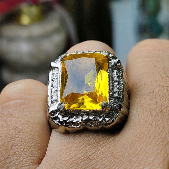 Hiasan cincin batu permata yelow safir kotak