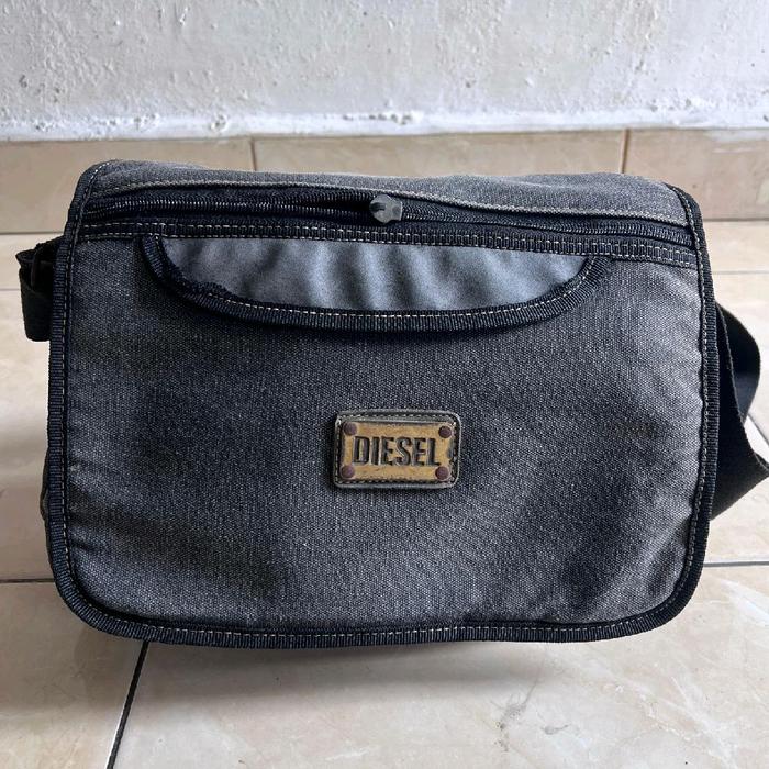 Diesel Tas Selempang Pria Original dengan Desain Klasik dan Praktis
