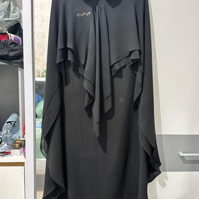 Khimar Sisesa Preloved - Gaun Hitam dengan Desain Ruffle dan Logo Sisesa