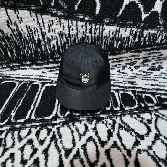 Topi six panel rabbit satin logo black