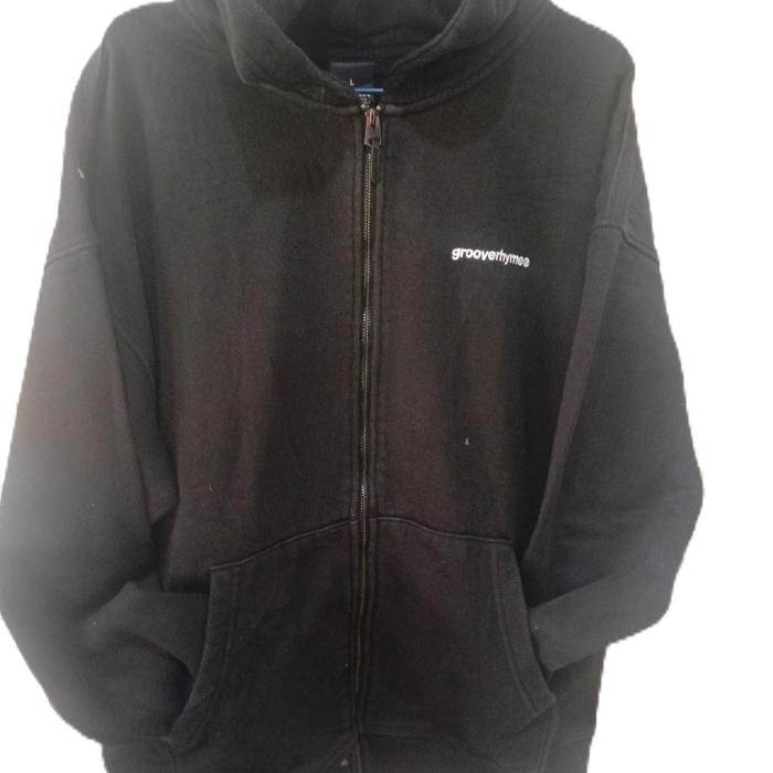 Grooverhyme Hoodie Zipper Embos Hitam dengan Desain Minimalis dan Nyaman untuk Penggunaan Sehari-har