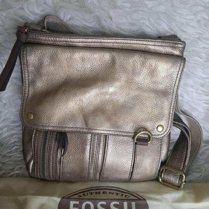 Tas Sling FOSSIIIL Morgan Traveler Preloved pakai  Ziper  Bahan full kulit asli tebal lembut  Warna 