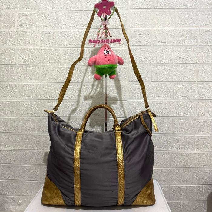 Tas sling bag h by ekatrina. Tas selempang nilon dan kulit asli. Tas sling bag prelop. Abu dan gold