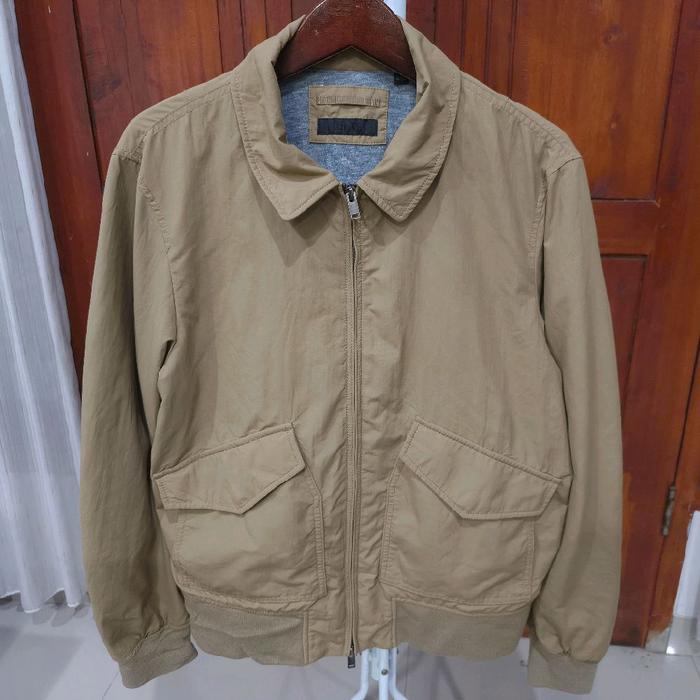 jaket flight bomber cwu uniqlo warna tan
