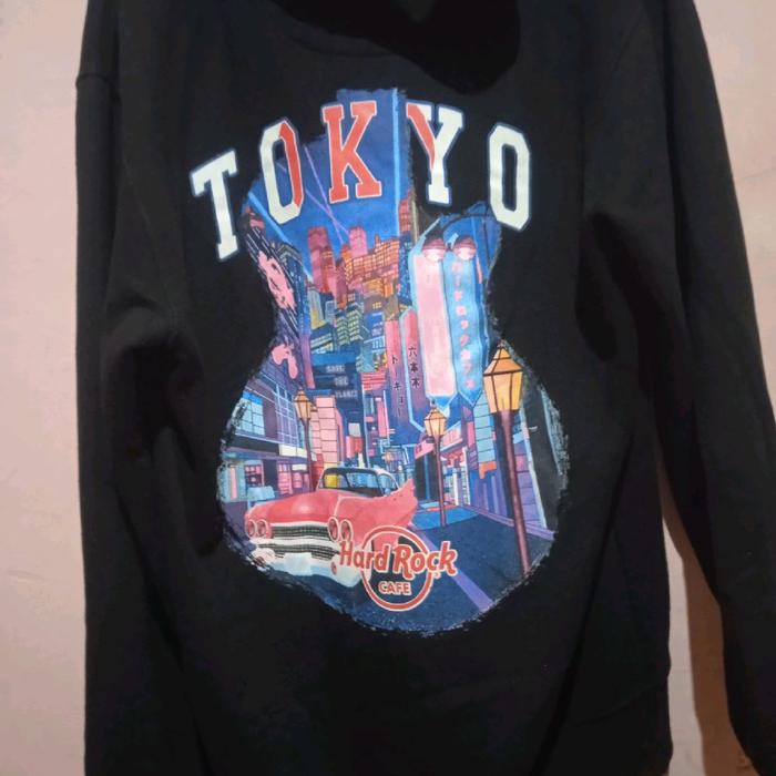 HODIE HARD ROCK TOKYO size L Sweater Hitam dengan Desain Gitar dan Gambar Kota Tokyo
