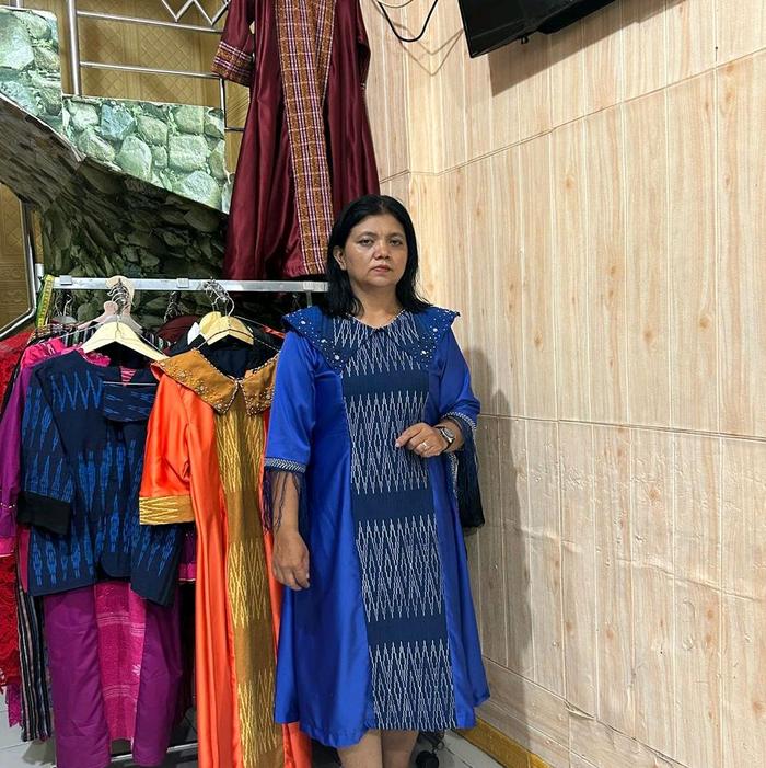 Dress Ulos Sibolang Rasta-Gaun Elegan dengan warna biru yang cantik