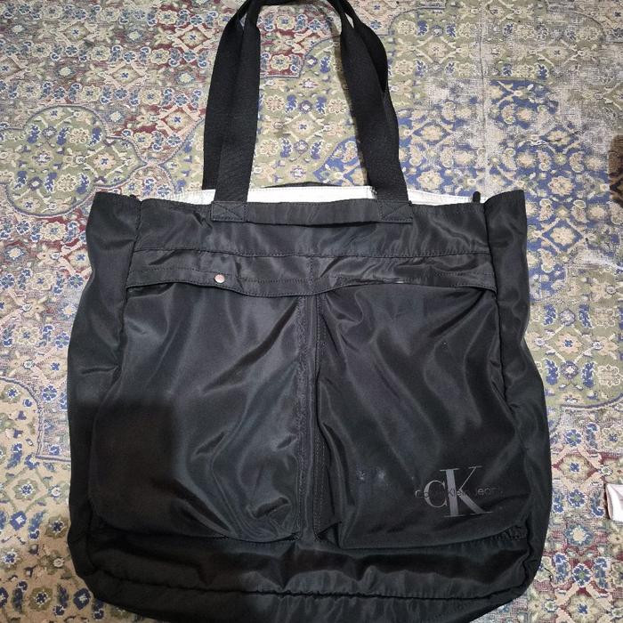 Calvin Klein Jeans Reversible Tote Bag – Hitam / Silver (Preloved)