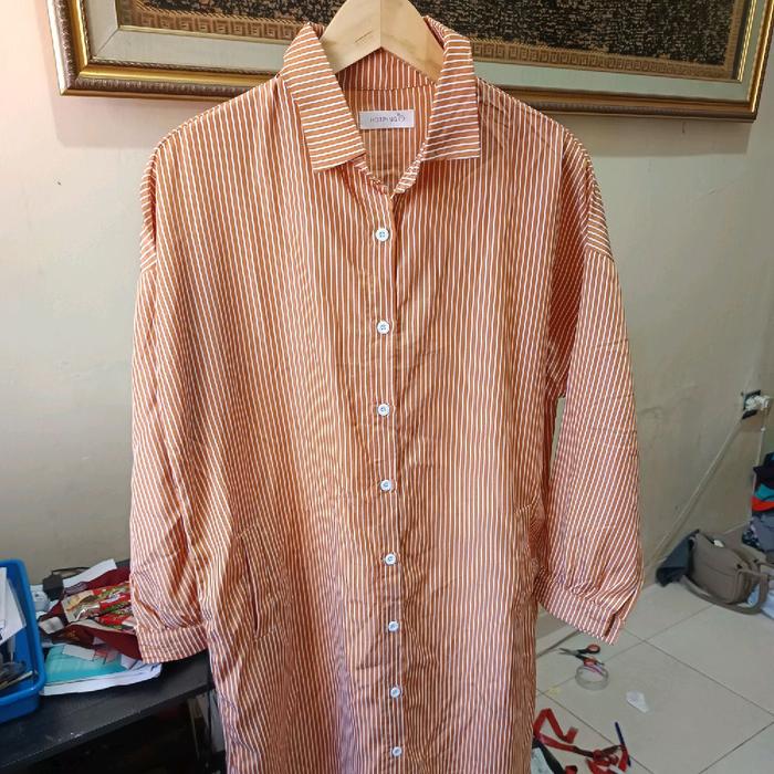 Tunik Atasan Wanita Design Cantik Elegan dengan Pola Garis Halus dan Kancing Depan untuk Tampilan Me