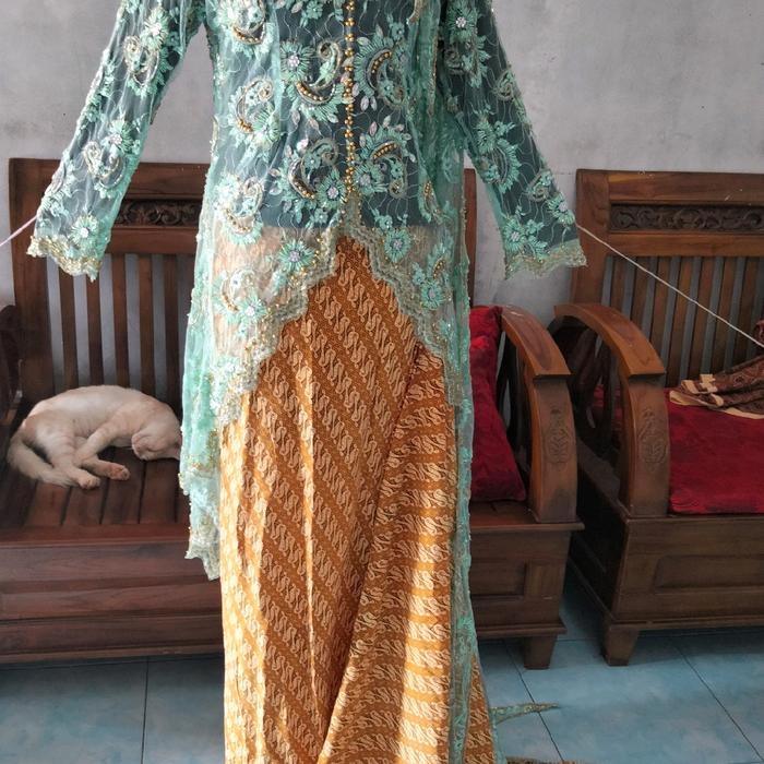 Kebaya *V* 2 full payet, aksen payet emas, bunga selendang di bahu, selendang model panjang & pecah,