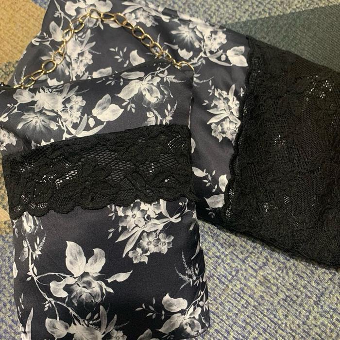 Mukena Silk Motif Bunga Elegan dengan Renda Hitam