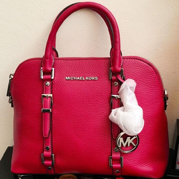 Michael Kors Tas Tangan Wanita Merah Mewah dengan Logo MK dan Desain Elegan untuk Gaya Harian
