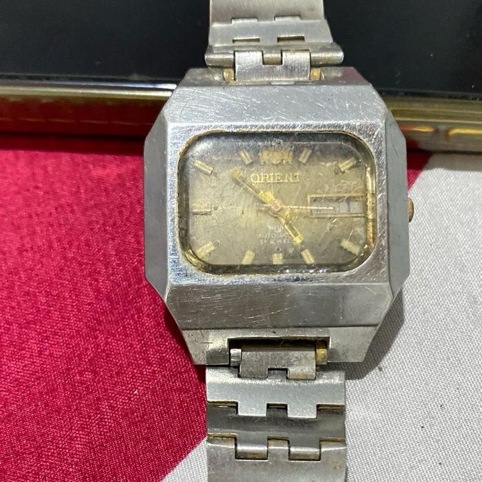 (BAHAN) Jam tangan vintage ini adalah Orient Automatic 21 Jewels dengan desain TV Case